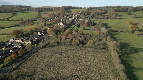 Cotswold-Dorf-Herbst-Luftaufnahme-England-Bourton-on-the-Hill-Großbritannien