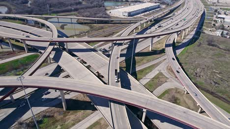 Vista-De-La-Autopista:-Tráfico-En-La-Autopista,-Los-Coches-Van-A-Alta-Velocidad