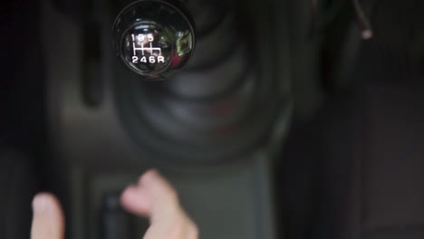 hombre cambiando y cambiando de marcha en el coche de palanca de cambios lento