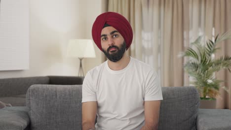 indio serio sikh hombre indio indio viendo la televisión