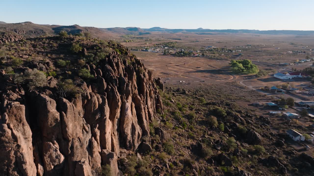 해가 뜨는 아름다운 절벽, 버려진 작은 텍사스 마을, 공중 4k 도