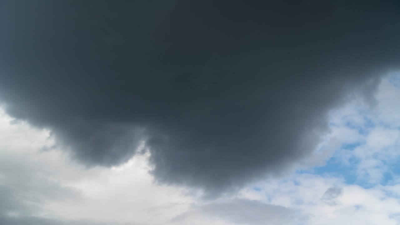 4k 어두운 회색 폭풍 구름 시간 스, 극적인 하늘.