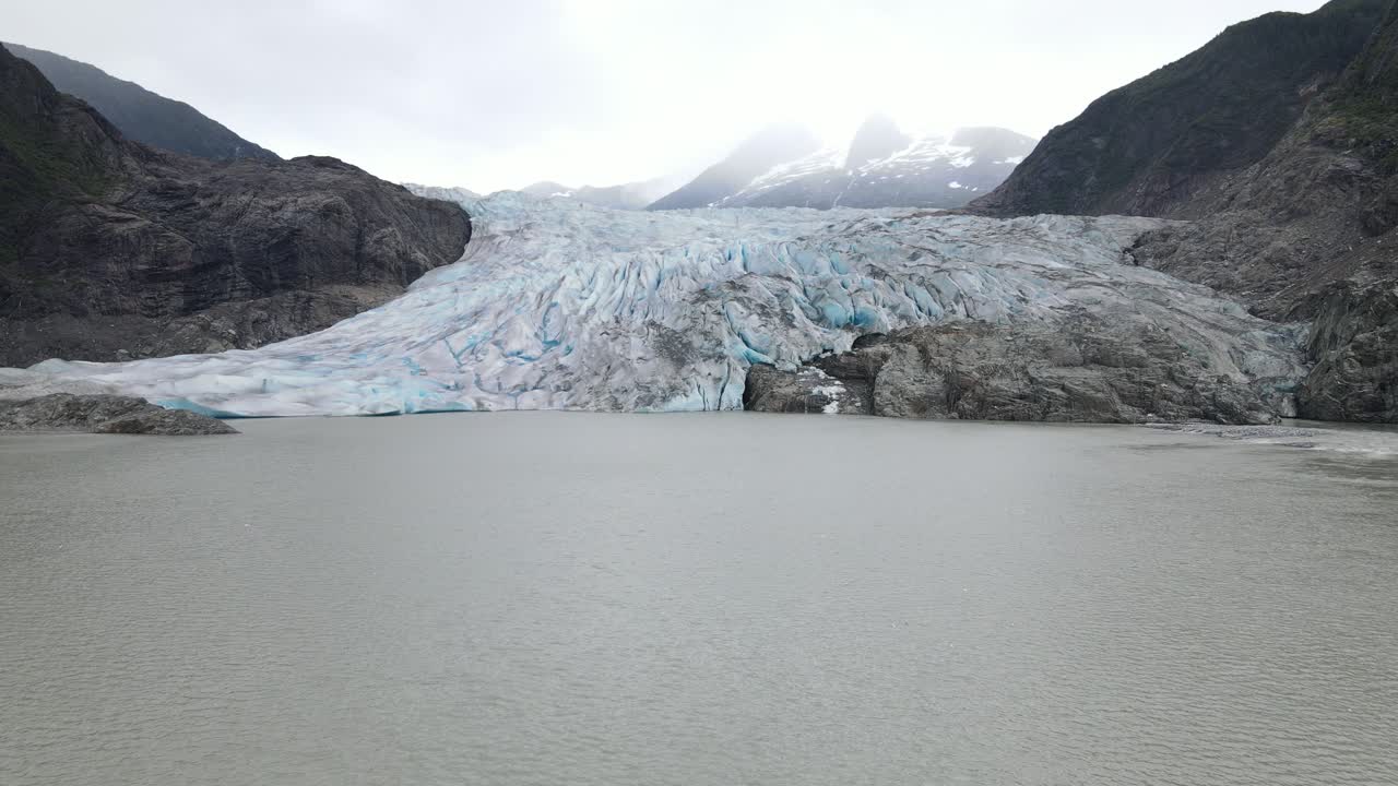 glaciar helado en la costa de alaska