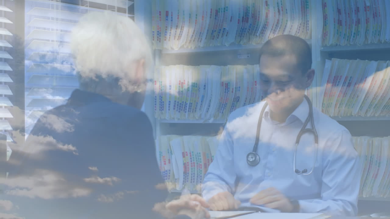 Médico hablando con mujer mayor con nubes en el cielo azul de fondo.
