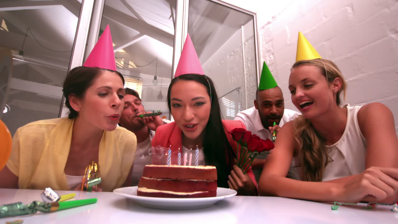 equipo de negocios casual celebrando un cumpleaños
