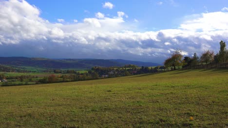 nubes sobre tierras de cultivo fértiles bavaria rural alemania en un día temprano de invierno