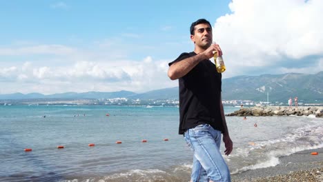 hombre bebiendo cerveza en la playa
