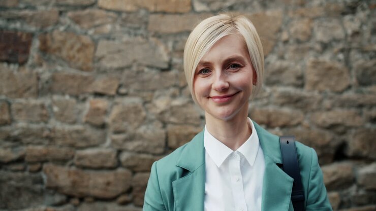 Donna con una giacca verde