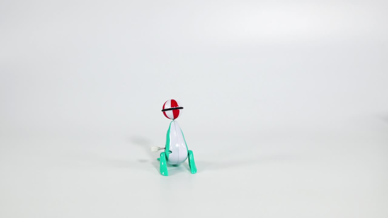 el dinosaurio de juguete se encuentra e interactúa con la rueda giratoria.