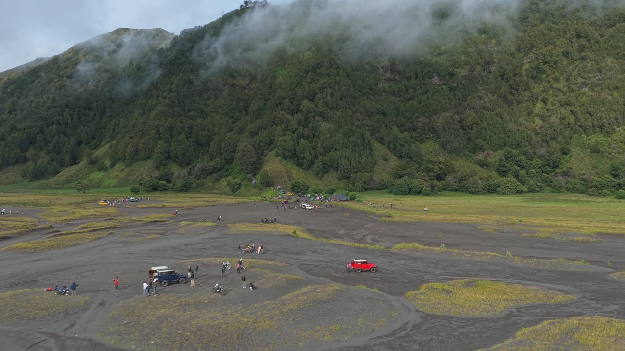 Turisti che esplorano il Parco Nazionale del Monte Bromo Tengger in Indonesia