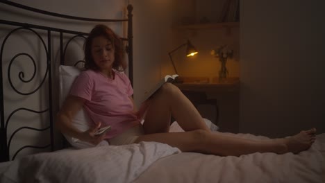 밤에 침대에서 읽는 여자