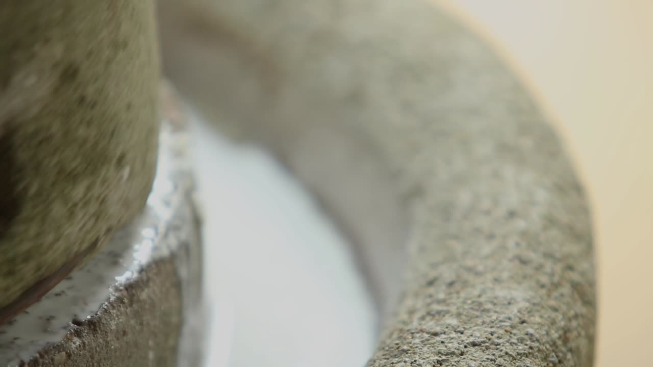 piedra de molino y harina de arroz tradicional haciendo harina de arroz