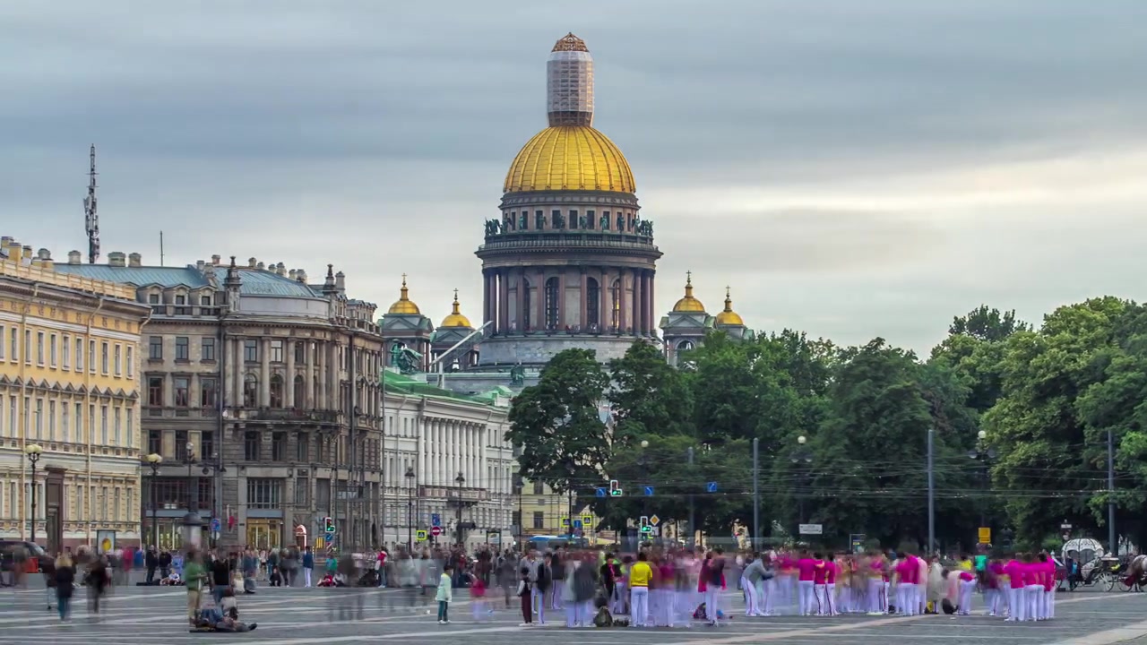 Cathédrale Saint-Isaac depuis la Place du Palais en timelapse hyperlapse au coucher du soleil à Saint-Pétersbourg, Russie. La plus grande cathédrale de la ville, achevée en 1858