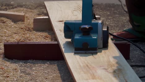 máquina en el tablón de madera