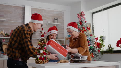 familia feliz disfrutando de las vacaciones de invierno celebrando la temporada de navidad de pie en la mesa