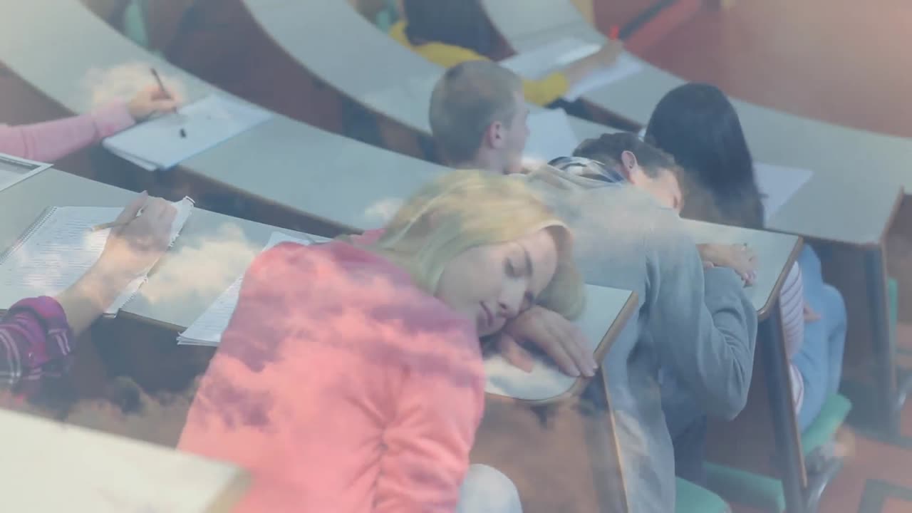 책상 에 자고 있는 학생 들 과 함께 교실