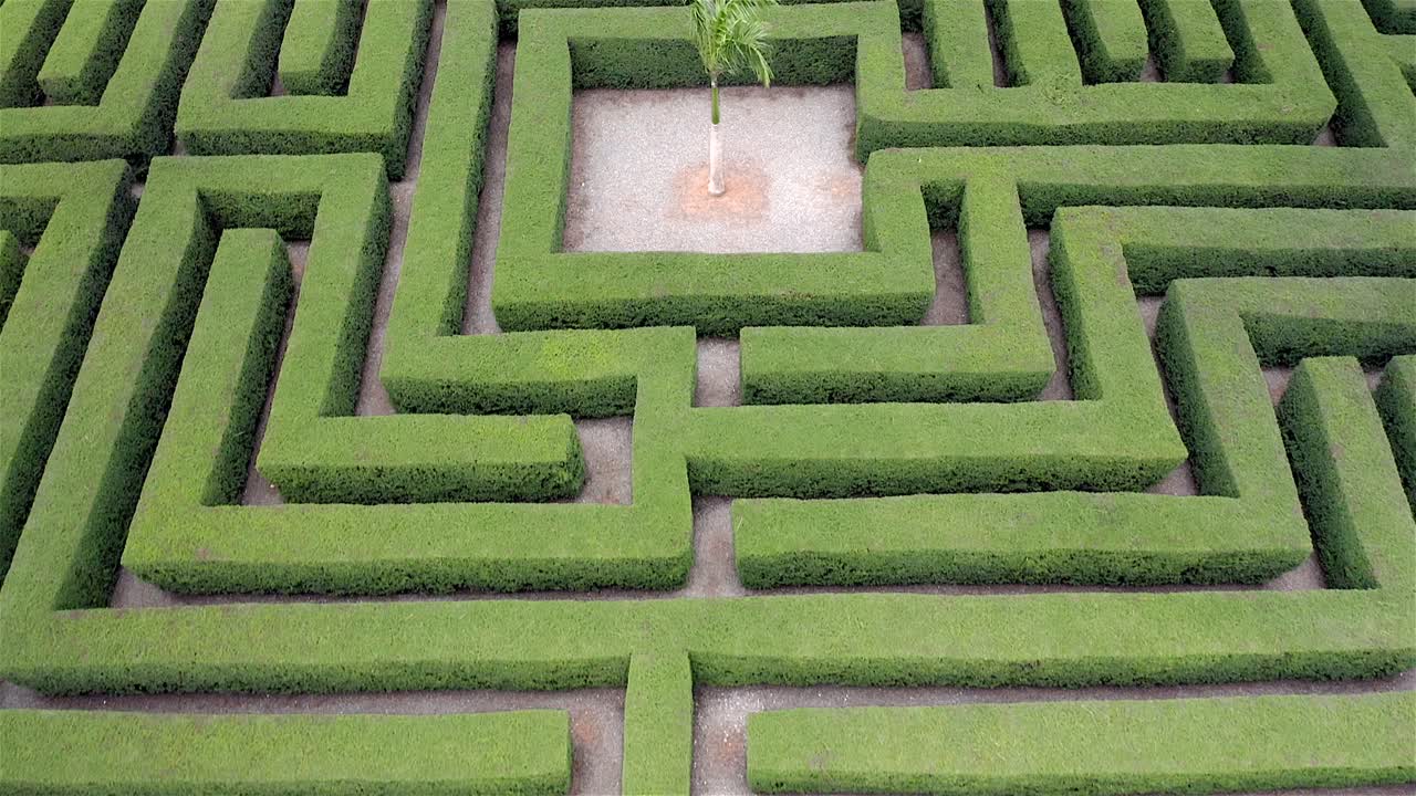 도미니카 공화국 산 페드로 데 마코리스 쿠에바스 데 라스 마라빌라에 위치한 이 미로의 아름다운 풍경을 드론으로 촬영했습니다.