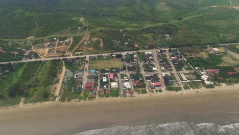vista de pájaro de la ciudad costera de la curia, provincia de santa elena, ecuador - tiro de drone