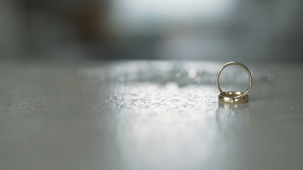 婚戒指在桌子上的新娘配件