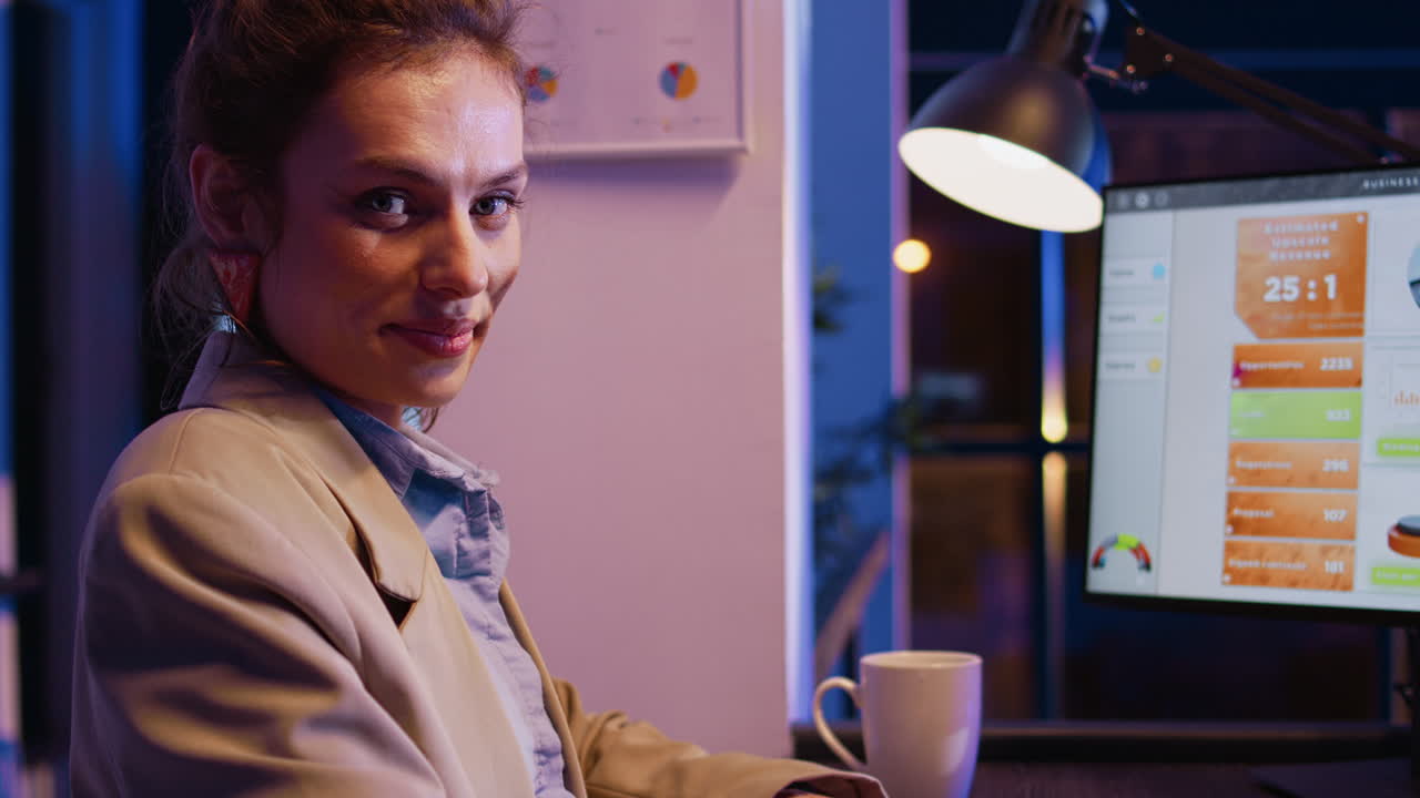 Donna che analizza dati di business analytics sullo schermo di un computer