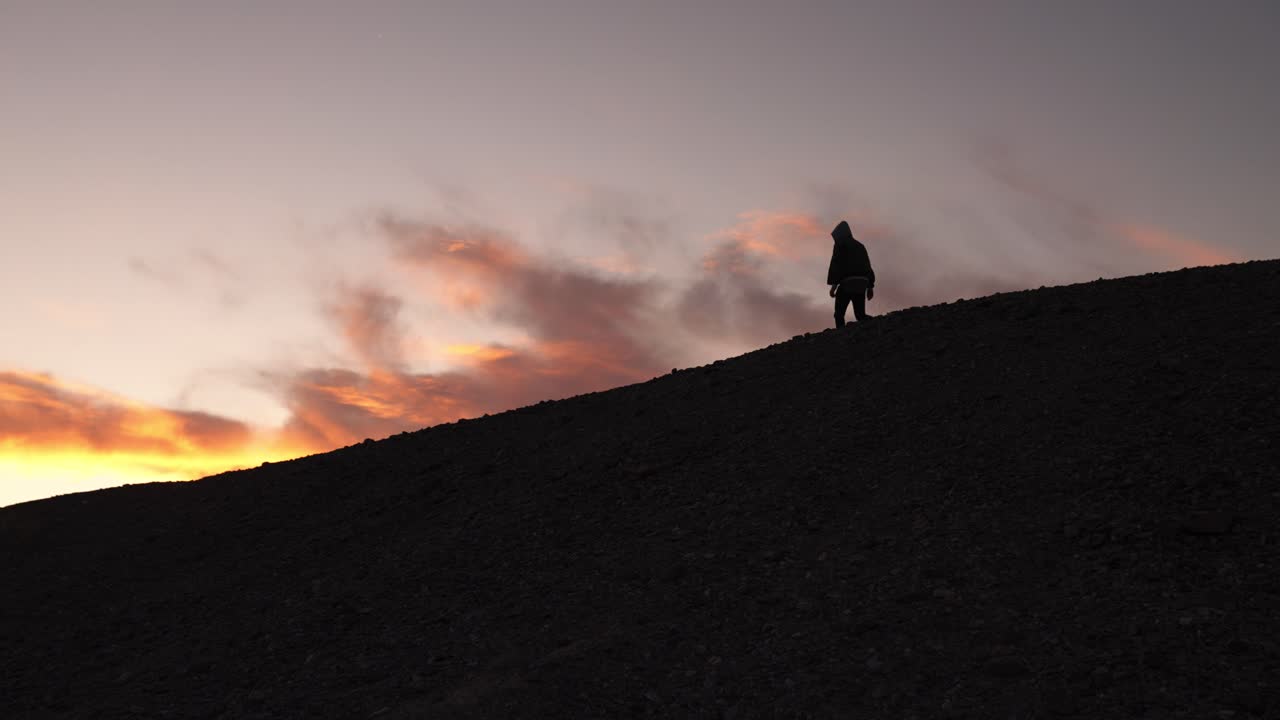 silueta de hombre en la cresta caminando contra el cielo del atardecer, valle de la muerte