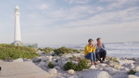 Pareja-Tomando-Café-Junto-Al-Mar