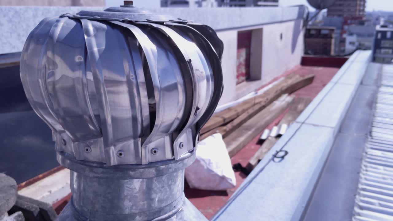 아르헨티나 부에노스아이레스의 주거 건물의 열 제어를위한 공기 회전 터빈 환기기.