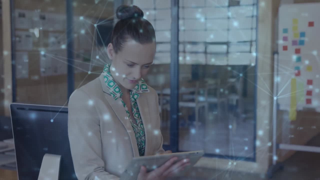 animación de redes de conexiones a través de una mujer de negocios caucásica usando una tableta