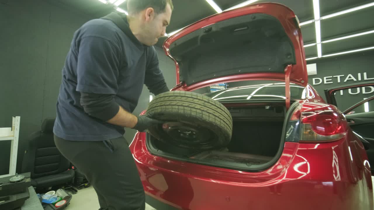 limpieza profesional de automóviles. lavado de sars. detalles interiores. limpieza en seco y detalles del interior de un automóvil. limpeza profunda de asientos. limpeza de espuma en el lavado de automóviles; limpieza del panel del automóvil del polvo. una aspiradora