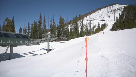 Skilift-Befördert-Skifahrer-Und-Snowboarder-Die-Piste-Hinauf,-Zeitraffer
