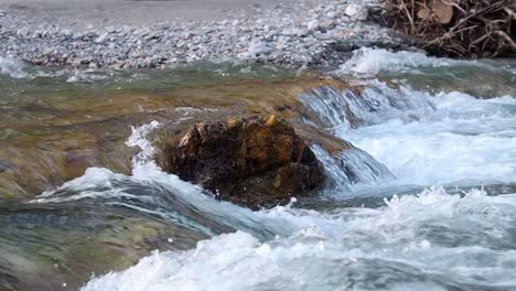 río rápido en cámara lenta