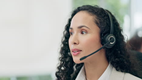 auriculares, centro de llamadas y una mujer hablando