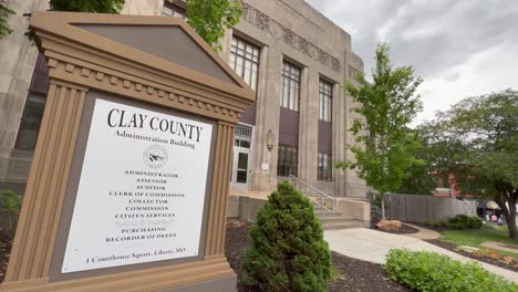histórico palacio de justicia del condado de arcilla en medio de la libertad, missouri, a pocas cuadras de la cárcel de la libertad, un centro de visitantes mormón-1