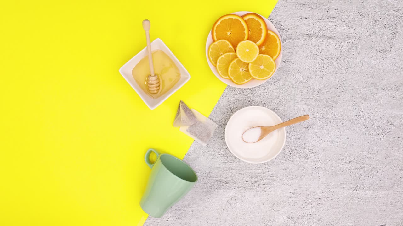 차 컵, 차 봉투, 레몬, 오렌지,  및 설탕은 노란색 테마에 나타납니다.