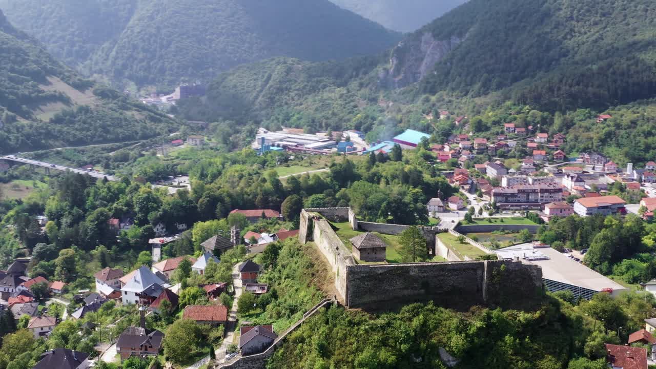 Jajce kalesi ve çevresindeki dağların havadan panoramik yörünge görünümü