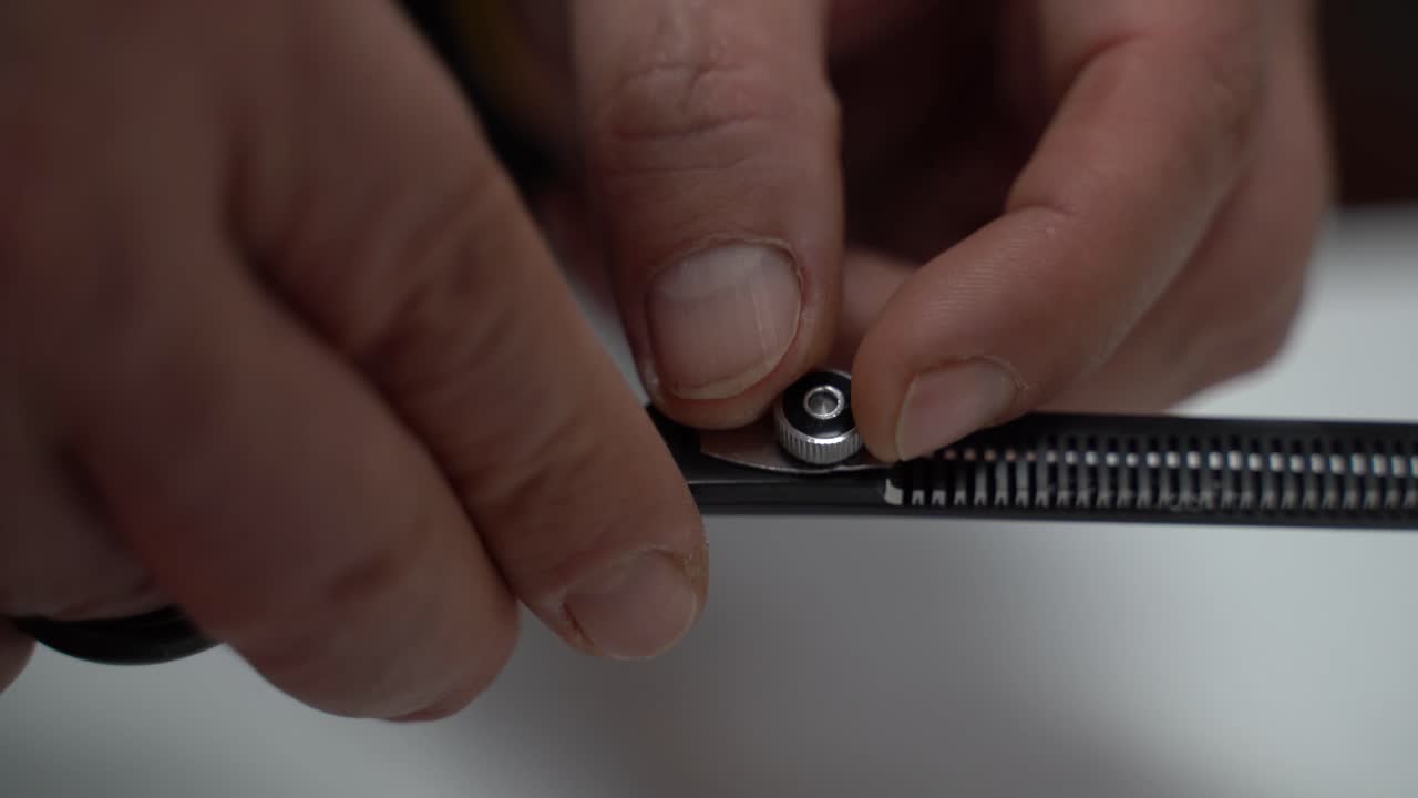 ajuste de las tijeras para el cabello