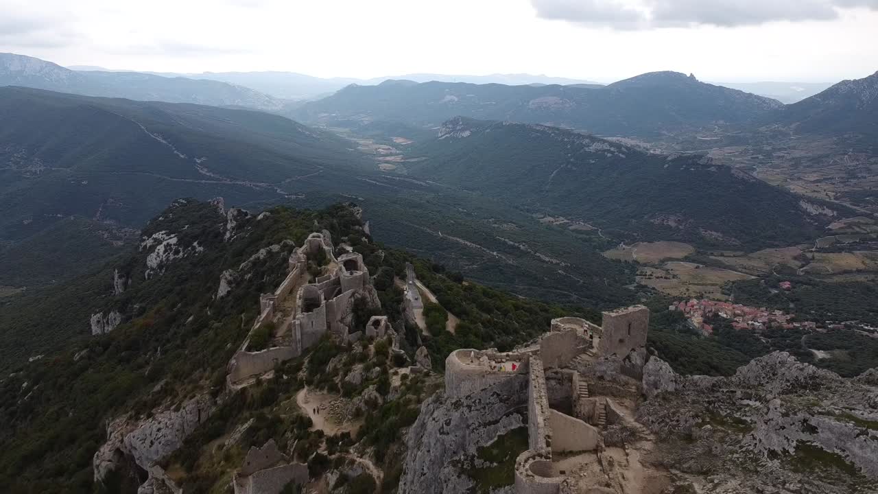 Castello di Peyrepertuse nel sud della Francia | Aerea HD