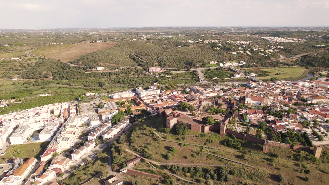 silves, algarve - vista aérea panorámica de la ciudad y la tierra prístina circundante