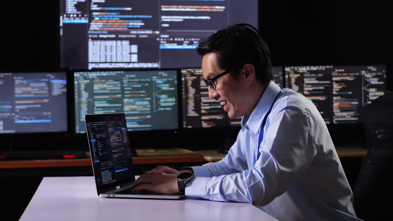 programador feliz celebrando el éxito