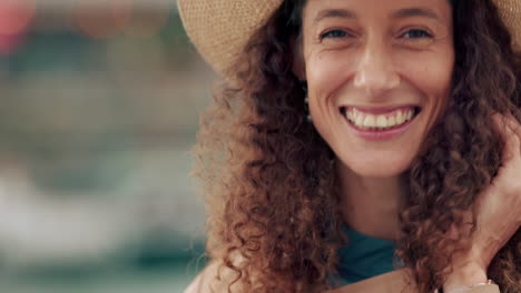 riendo, cara o mujer de moda en la ciudad con rizados