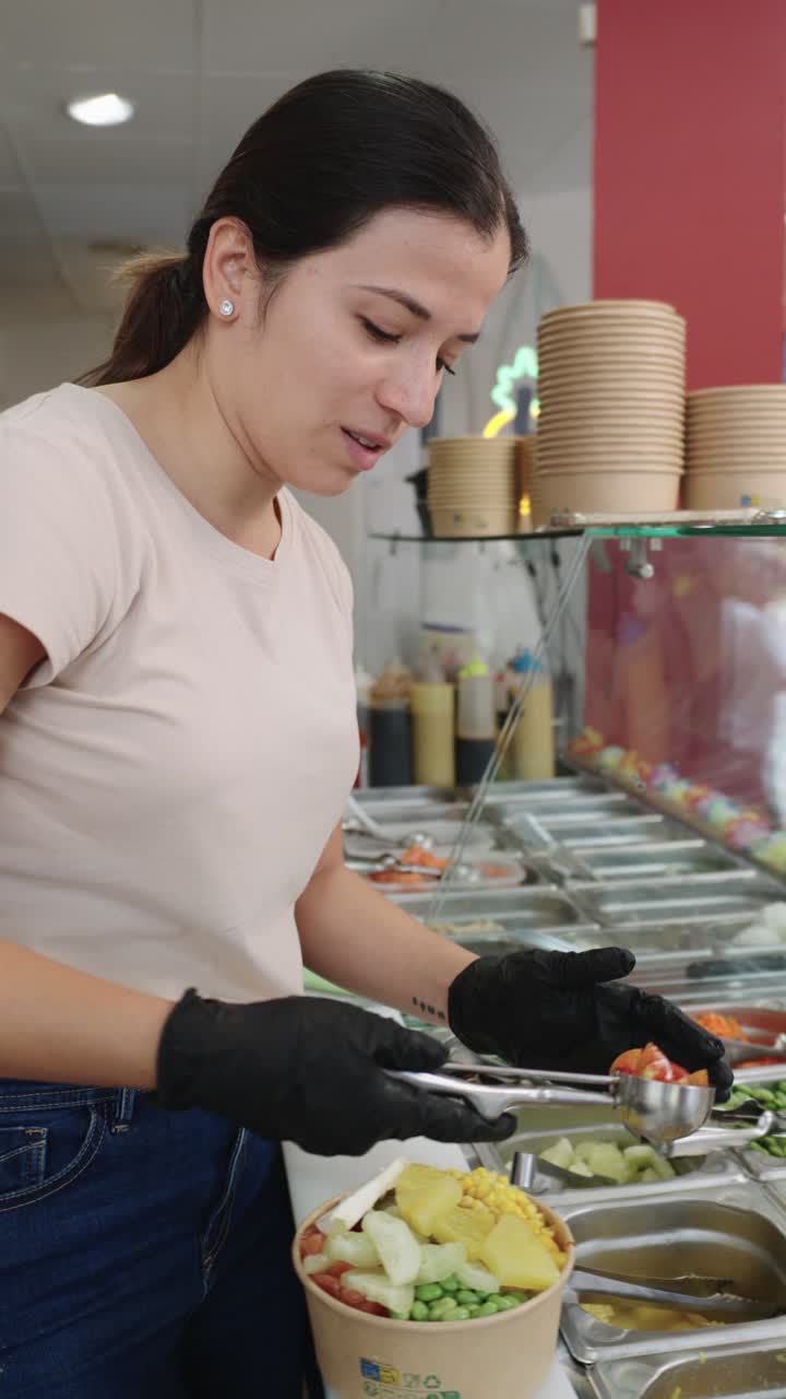 una mujer preparando una ensalada.