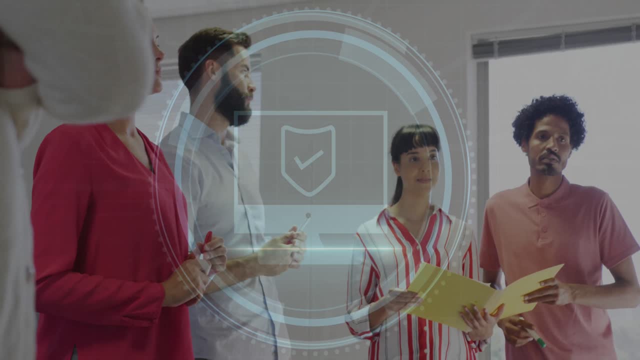 animación de escaneo de alcance con texto de seguridad cibernética sobre diversas personas de negocios que trabajan en la oficina