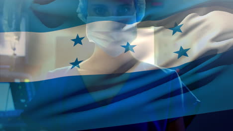 animación de ondear la bandera de honduras contra el retrato de una cirujana caucásica en el hospital