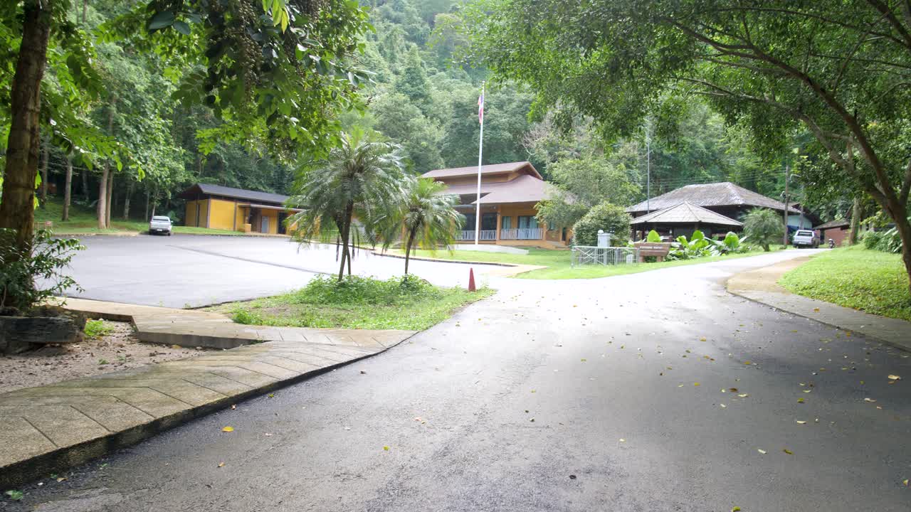 Pemandangan luar ruangan dari bangunan dan alam