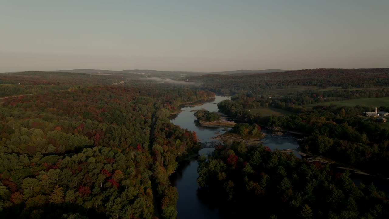montañas del bosque otoñal cerca del río saint-francois en una puesta de sol en windsor, quebec, canadá