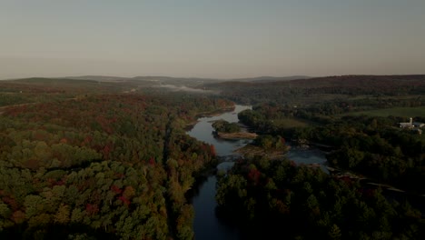 Montañas-Del-Bosque-Otoñal-Cerca-Del-Río-Saint-francois-En-Una-Puesta-De-Sol-En-Windsor,-Quebec,-Canadá