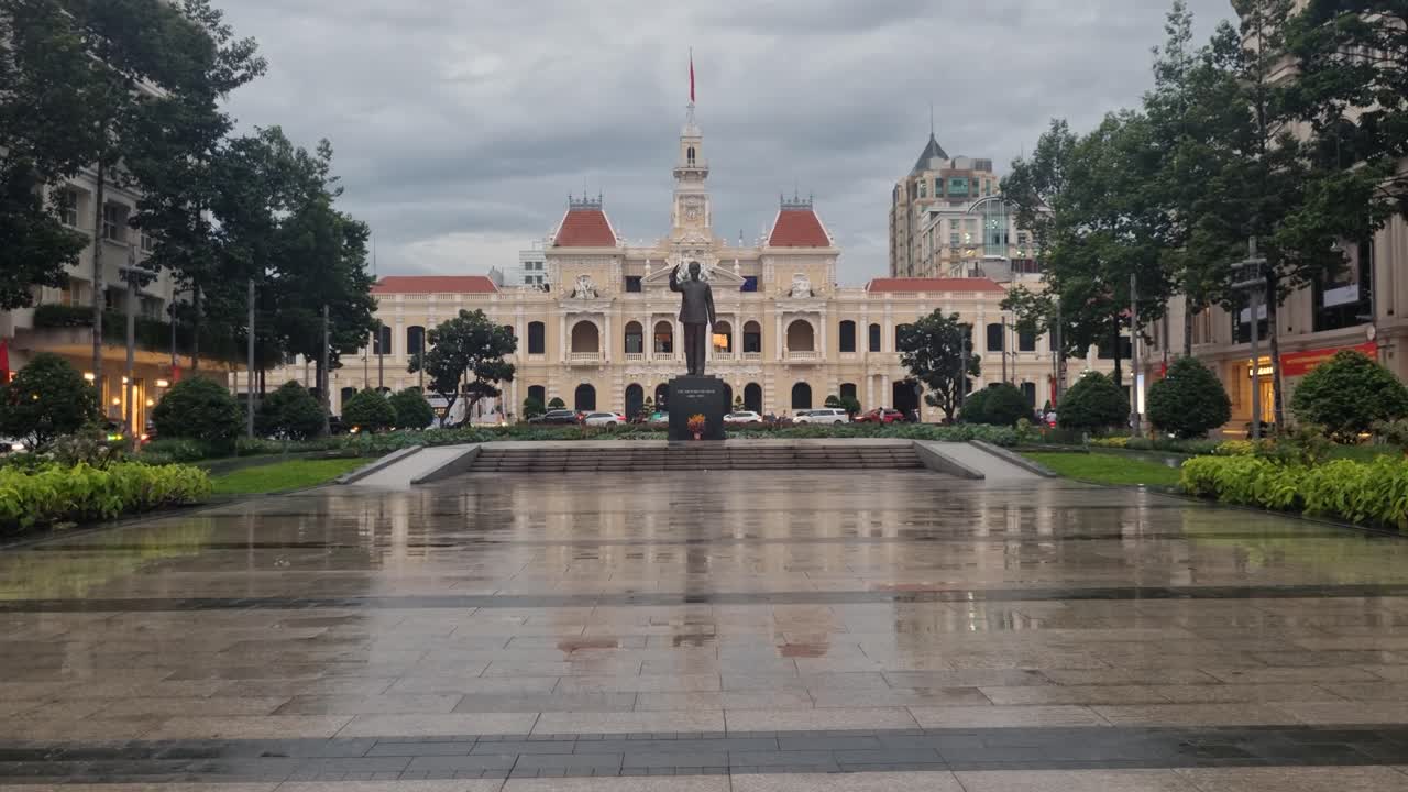 Estatua de Ho Chi Minh frente al Edificio del Comité Popular de la Ciudad (Ayuntamiento de Saigón) en la Ciudad Ho Chi Minh, Vietnam, en un día lluvioso y nublado de monzón en la metrópolis asiática.
