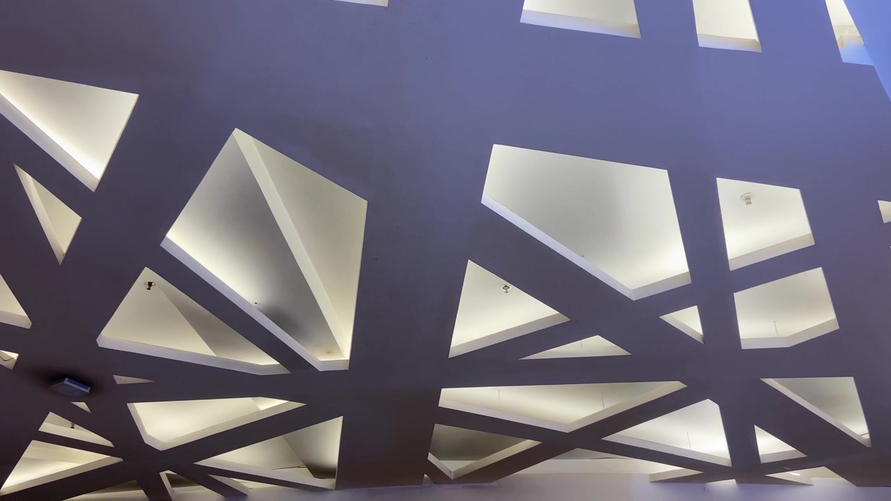 Design moderno del soffitto geometrico con motivo astratto illuminato