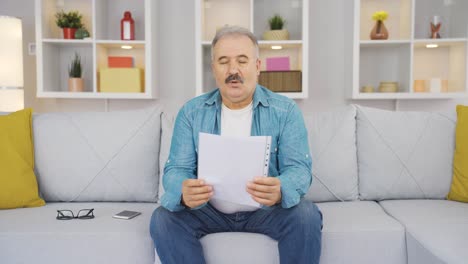 el anciano que mira los periódicos se alegra.