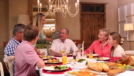 familia de tres generaciones teniendo la cena de navidad juntos